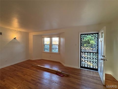 Tiny photo for 8 Oakwood Avenue, Webster Groves, MO 63119 (MLS # 25063878)