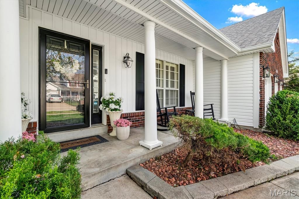 Photo of 961 Weatherstone Drive, St Charles, MO 63304 (MLS # 26019330)