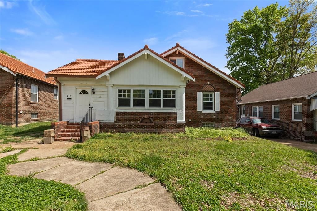 Photo of 910 Country Club Drive, Pasadena Park, MO 63121 (MLS # 26010151)