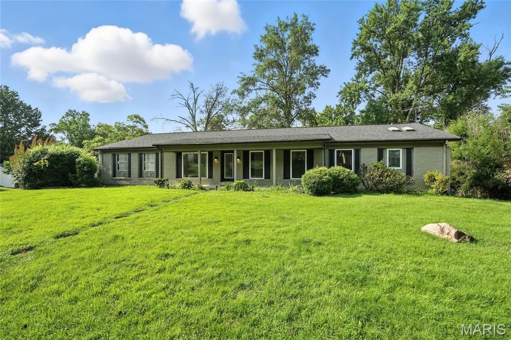 Photo of 13102 Cannes Drive, Creve Coeur, MO 63141 (MLS # 26020386)