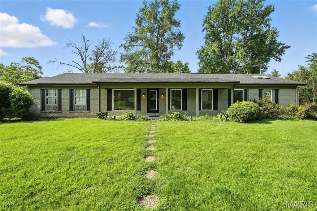 Photo of 13102 Cannes Drive, Creve Coeur, MO 63141 (MLS # 26020386)