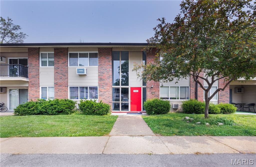 Photo of 9920 Bunker Hill Drive #E, St Louis, MO 63123 (MLS # 26029134)