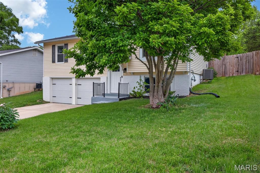 Photo of 6 Oak Forest Drive, St Peters, MO 63376 (MLS # 26025813)