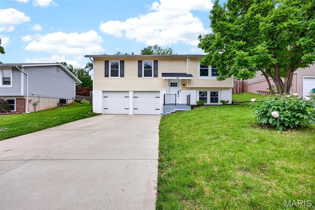 Photo of 6 Oak Forest Drive, St Peters, MO 63376 (MLS # 26025813)