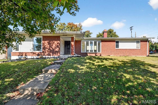 1565 AINTREE DR, FLORISSANT, MO 63033 - Image d84caaecd43b1a8a85a686bbde266c1b/1508092554