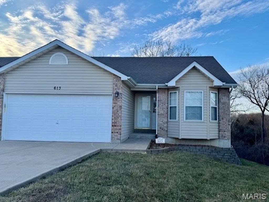 Photo of 613 Meadowview Court, Warrenton, MO 63383 (MLS # 26004327)