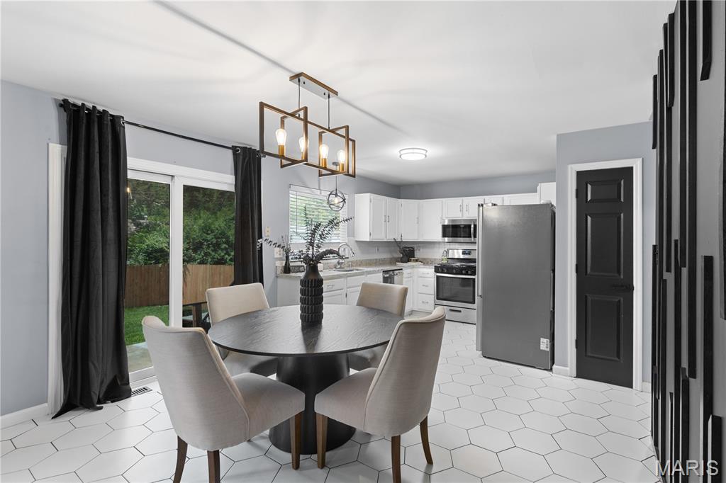 Florissant, Missouri 63031, United States, 3 Bedrooms Bedrooms, ,3 BathroomsBathrooms,Residential,Pending,155983