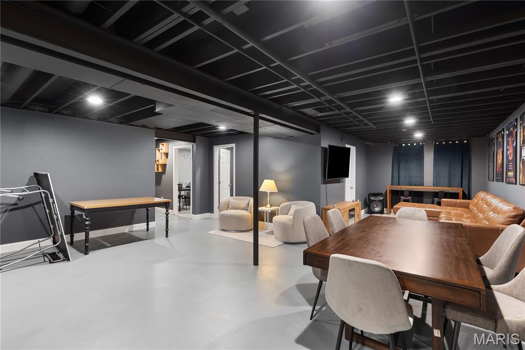 Florissant, Missouri 63031, United States, 3 Bedrooms Bedrooms, ,3 BathroomsBathrooms,Residential,Pending,155983