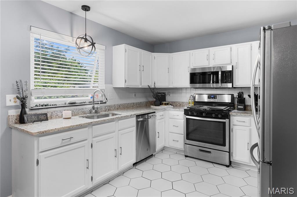 Florissant, Missouri 63031, United States, 3 Bedrooms Bedrooms, ,3 BathroomsBathrooms,Residential,Pending,155983