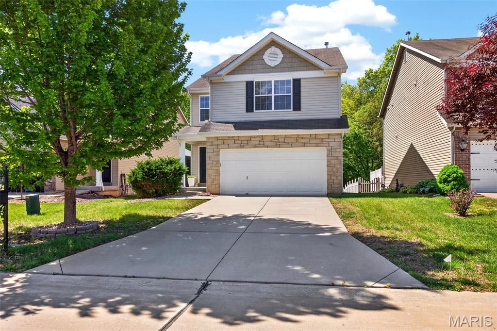 Photo of 529 Parkgate Drive, Lake Saint Louis, MO 63367 (MLS # 26024376)