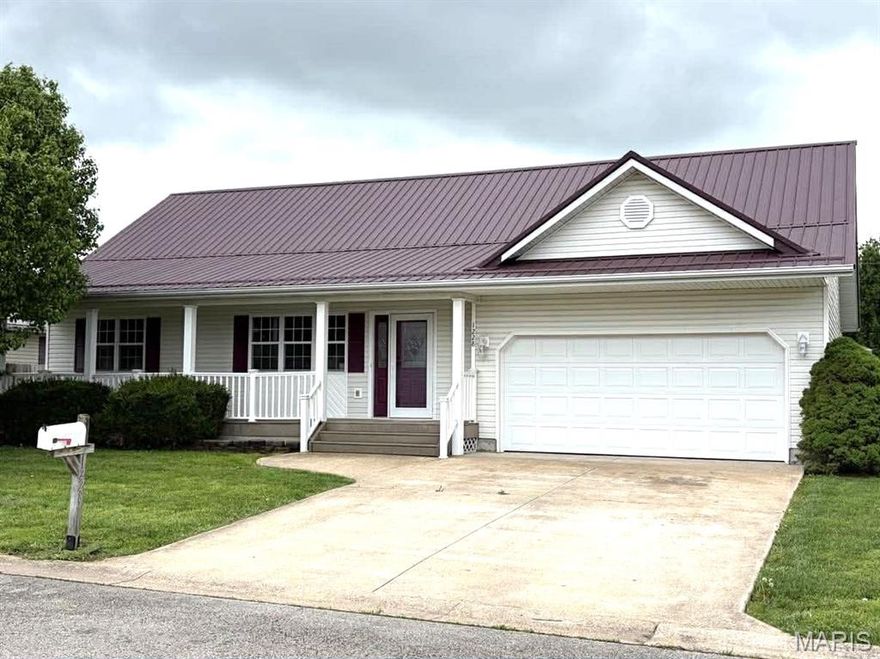 GREAT THREE BEDROOM, TWO BATH HOME IN NICE LOCATION, NICE OPEN FLOOR PLAN.  LIVING ROOM AND DINING AREA IS LARGE AND SPACIOUS.   KITCHEN IS GREAT WITH CUSTOM CABINETS WHICH INCLUDE A PANTRY AND A DESK.  ALL NEW STAINLESS STEEL KITCHEN APPLIANCES.   NEW FLOORING IN EVERYROOM,  CERAMIC TILE,  VINYL PLANK, AND BEDROOM CARPETS.   NEW PAINT AND ALL NEW LIGHTS.
THERE IS AN ABOVE GROUND SWIMMING POOL ,  WHICH CAN STAY OR BE TAKEN DOWN, BEFORE CLOSING.   NO WARRANTIES ON THE POOL OR ITS EQUIPMENT.   COVERED PATIO AT BACK,  PLUS A PRIVACY FENCED BACK YARD.
OWNERS ARE MISSOURI LISCENSED REALTORS.