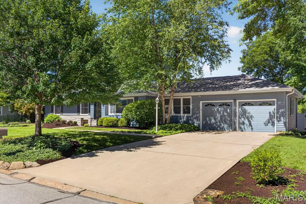 Photo of 12467 Ballas Meadows Drive, Des Peres, MO 63131 (MLS # 26036259)