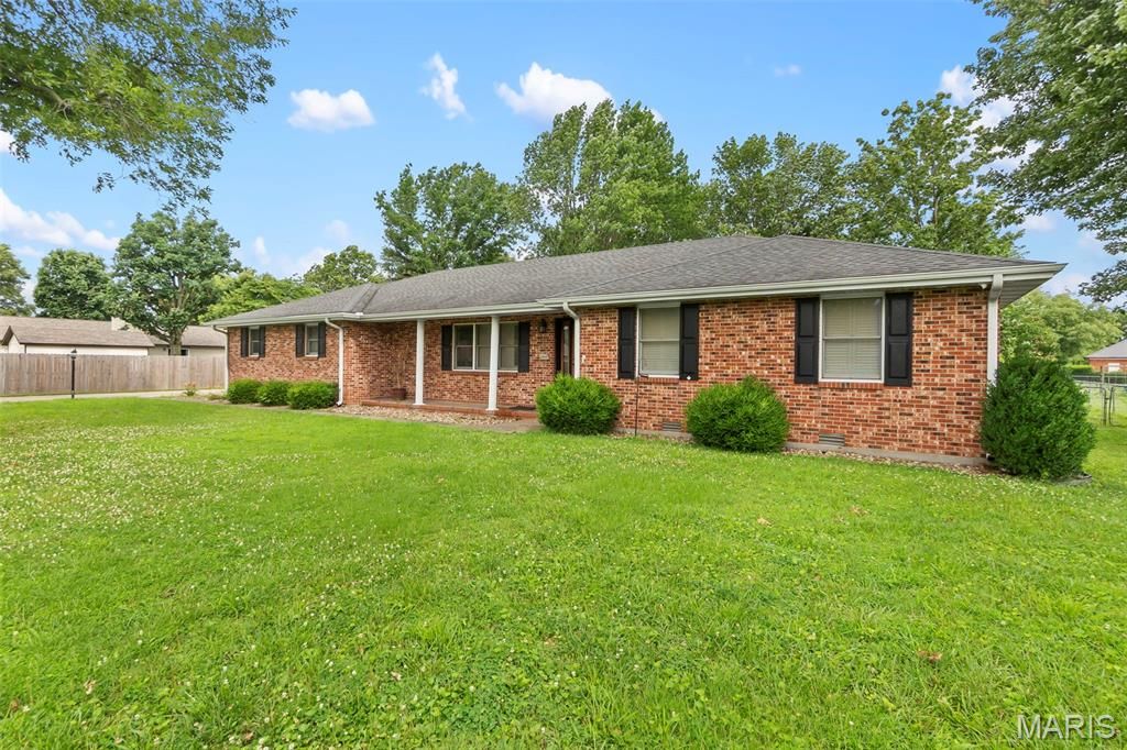 Photo of 218 Thomas Drive, Sikeston, MO 63801 (MLS # 26020394)