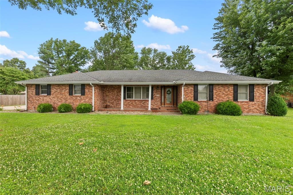 Photo of 218 Thomas Drive, Sikeston, MO 63801 (MLS # 26020394)