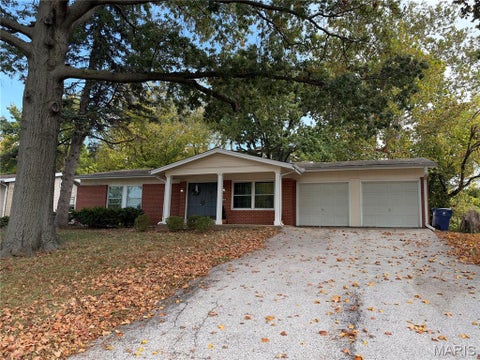 Photo of 158 Forest Brook Lane, St Louis, MO 63146 (MLS # 26069376)