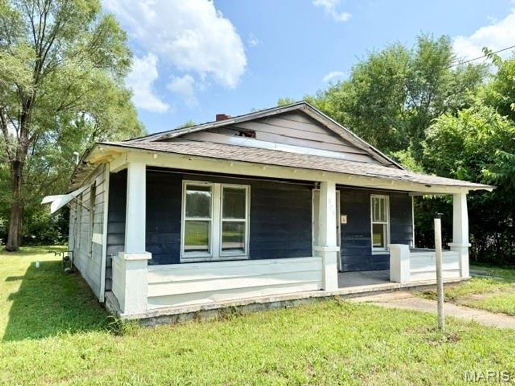 Photo of 808 Vermont Street, Hannibal, MO 63401 (MLS # 26047811)