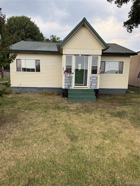Photo of 621 Water ST, New Madrid, MO 63869 (MLS # 26058915)