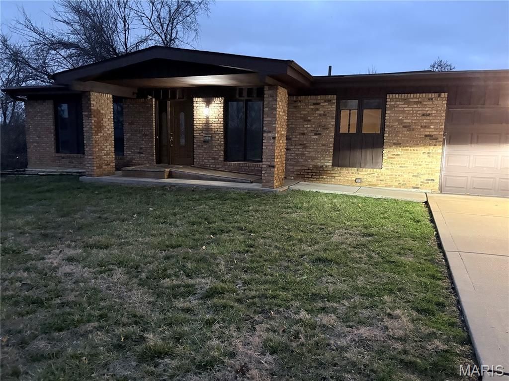 Photo of 3029 Imperial Drive, St Peters, MO 63303 (MLS # 26026305)