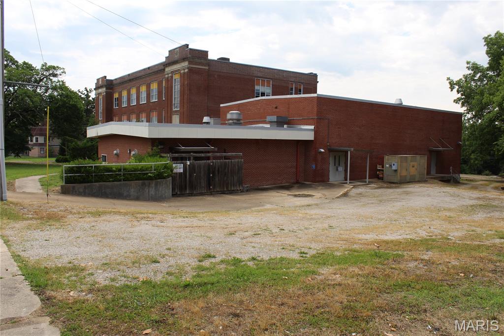 Photo 1 of 64 — 910 Vine Street, Poplar Bluff, MO 63901