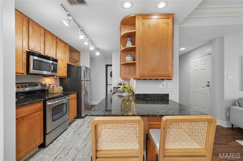 Del-Clara Condo - Residential