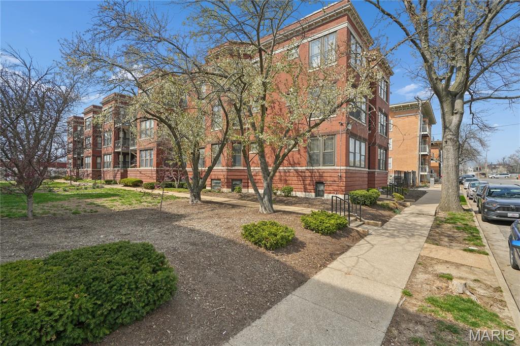 Del-Clara Condo - Residential