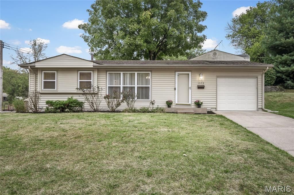 Photo of 1572 Ville Rosa Lane, Hazelwood, MO 63042 (MLS # 25072170)