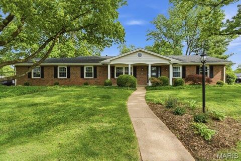 Photo of 405 Trail Grove Court, Ballwin, MO 63011 (MLS # 26025752)