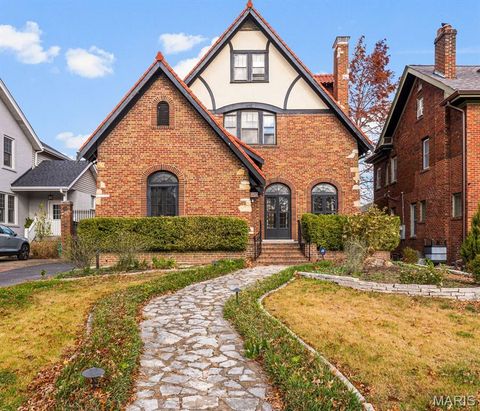 Photo of 49 Aberdeen Place, Clayton, MO 63105 (MLS # 25066622)