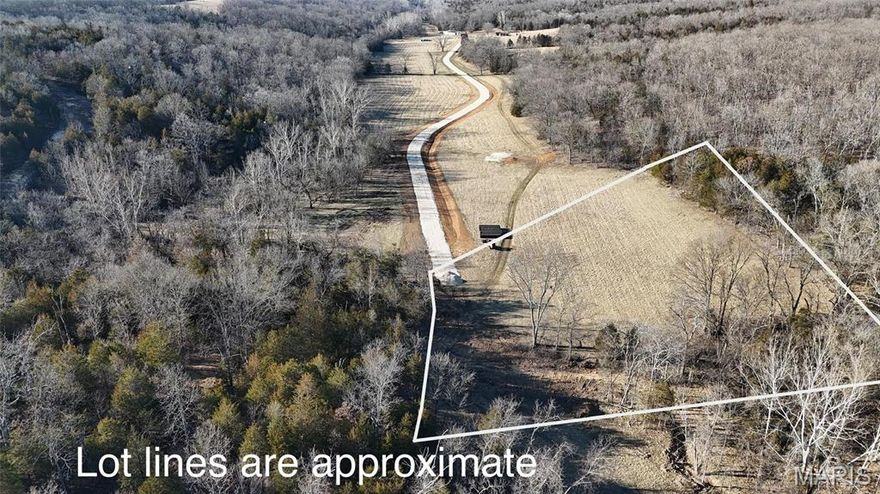 Looking for the perfect spot to build your dream home and bring your horses or farm animals? This stunning 10.02-acre lot offers the rare opportunity of flat, level land – ideal for farming, livestock, or simply enjoying expansive outdoor space. FLAT LAND like this is hard to come by, making this a unique find for those looking to create a property that perfectly suits their needs. No Flood Zone!! Ameren is to install electric.
With plenty of space to work with, you can bring your builder and your plans to construct the home you've always envisioned. Whether you're looking for room for your animals, a hobby farm, or just a peaceful retreat, this lot has it all.