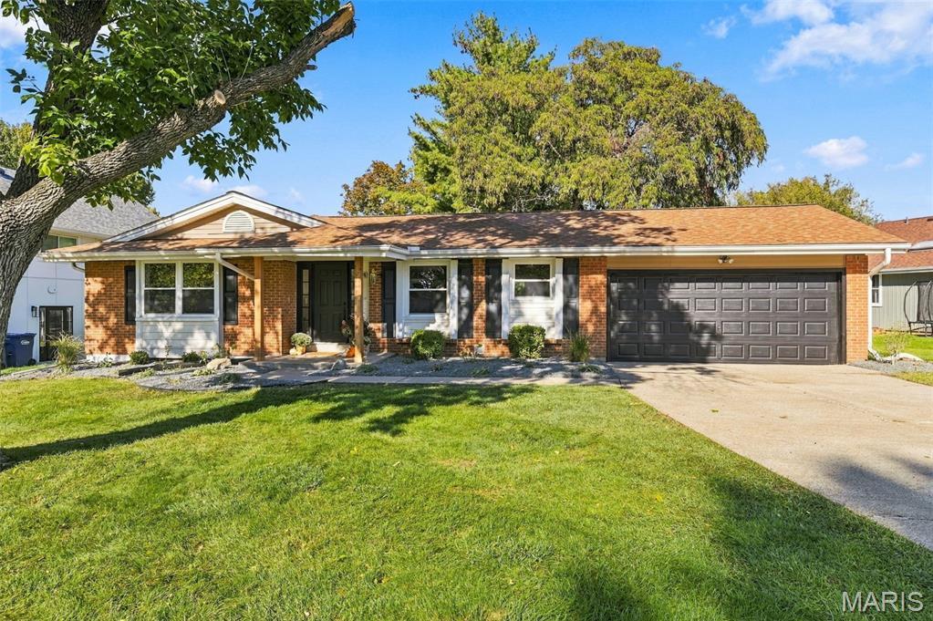 Photo of 4 Riviera Court, Lake Saint Louis, MO 63367 (MLS # 26067493)