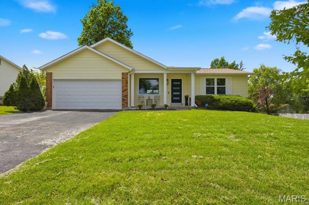 Photo of 34 Amberly Drive, St Peters, MO 63376 (MLS # 26027287)