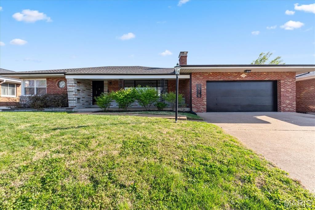 Photo of 5578 Lindenwood Avenue, St Louis, MO 63109 (MLS # 26019096)