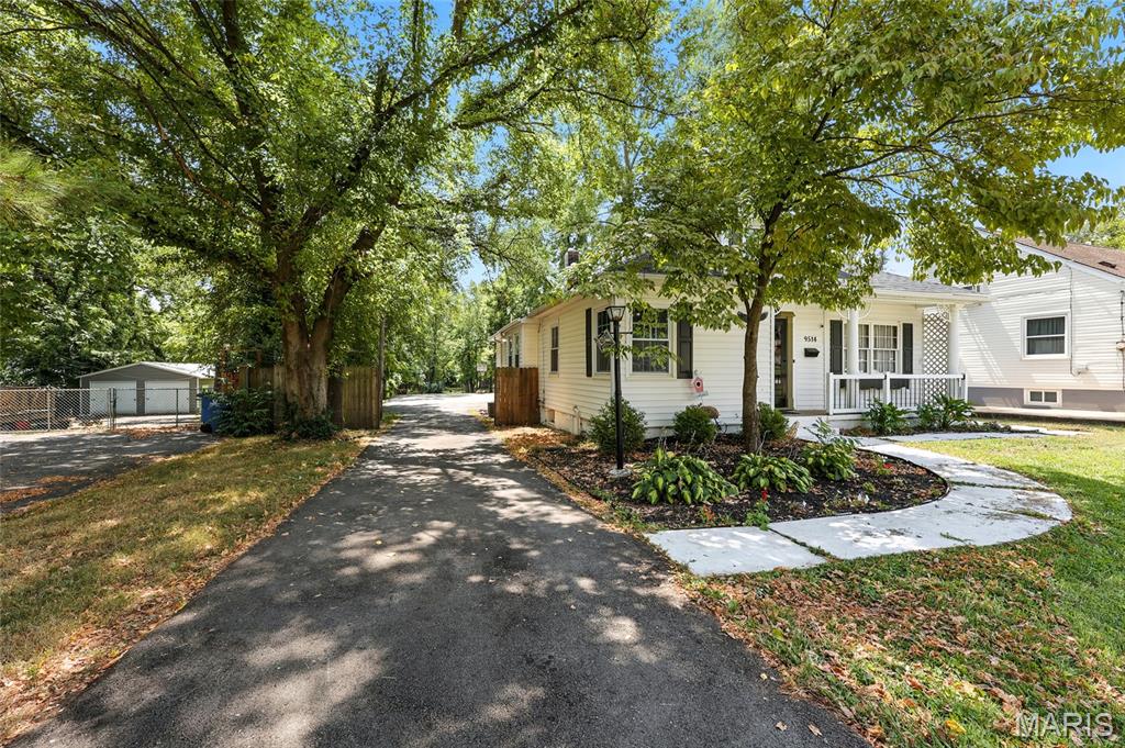 St Louis, Missouri 63114, United States, 3 Bedrooms Bedrooms, ,2 BathroomsBathrooms,Residential,Pending,189908