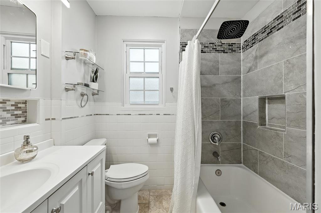 St Louis, Missouri 63114, United States, 3 Bedrooms Bedrooms, ,2 BathroomsBathrooms,Residential,Pending,189908