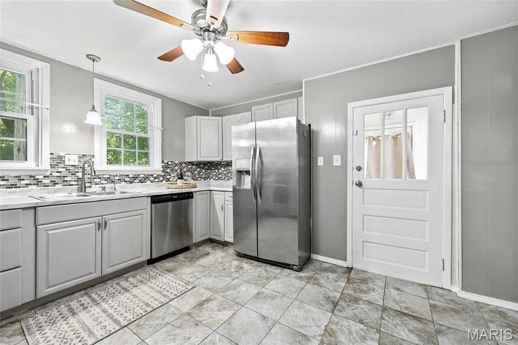 St Louis, Missouri 63114, United States, 3 Bedrooms Bedrooms, ,2 BathroomsBathrooms,Residential,Pending,189908