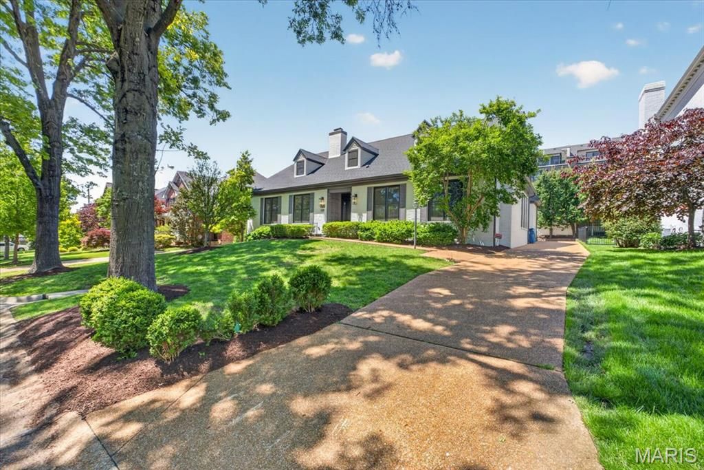 Photo of 125 Crandon Drive, St Louis, MO 63105 (MLS # 26028394)