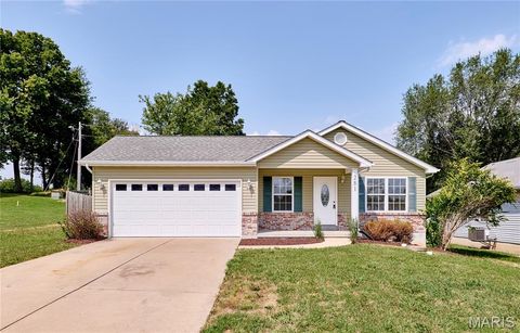 Tiny photo for 281 West Avenue, Winfield, MO 63389 (MLS # 25055442)