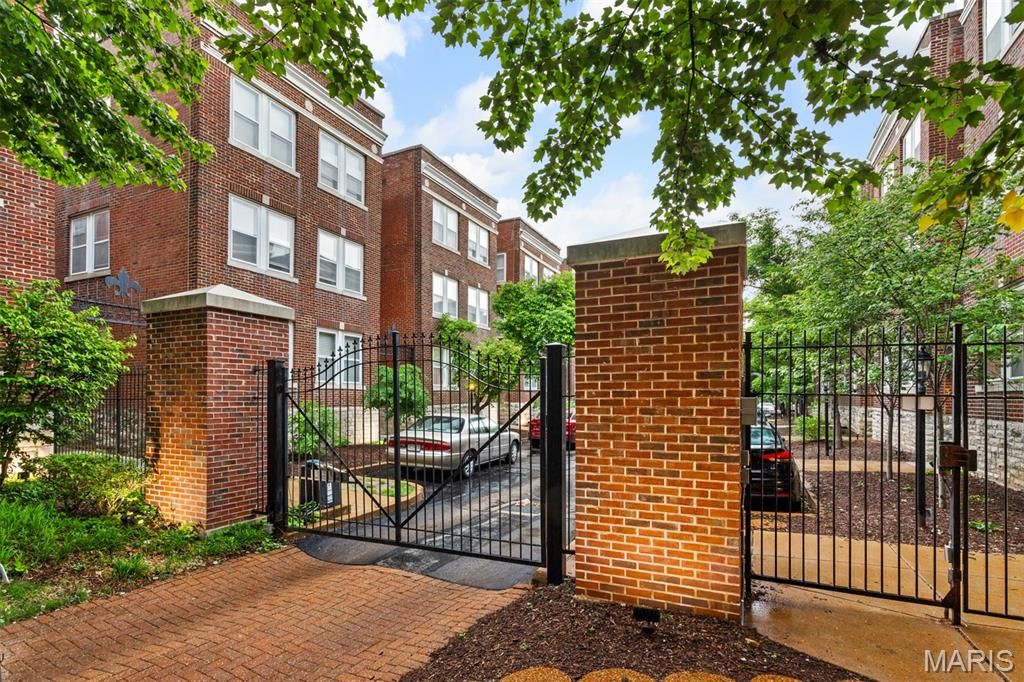 Photo of 5350 Pershing Avenue #4A, St Louis, MO 63112 (MLS # 26027498)