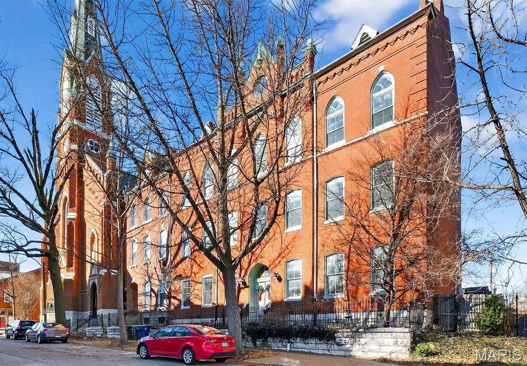 Photo of 1621 S 11th Street #D, St Louis, MO 63104 (MLS # 26003126)