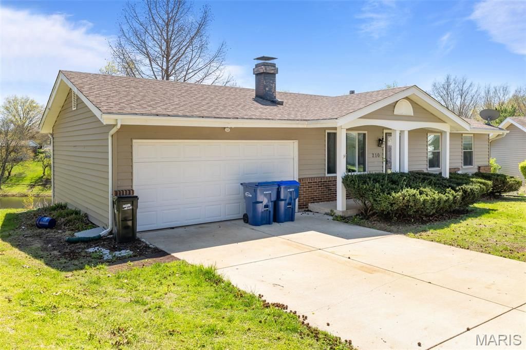 Photo of 210 Vistaoak Court, Ballwin, MO 63021 (MLS # 26020282)