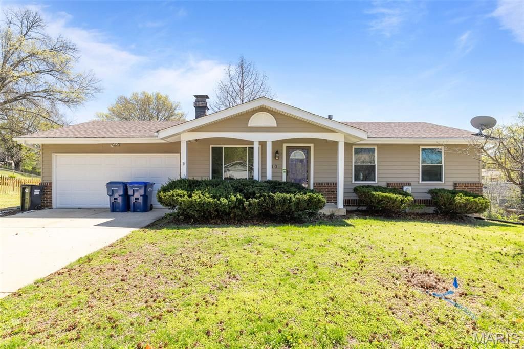 Photo of 210 Vistaoak Court, Ballwin, MO 63021 (MLS # 26020282)