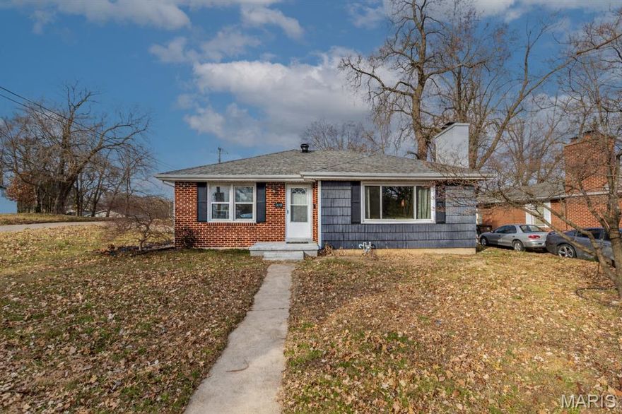 cute as can be!  3 bedroom, family room plus separate living room with a gas fireplace.  eat in kitcen   all apliances state  HVAC new 2021.  nice fenced in side yard.  corner lot.