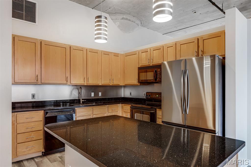 St Louis, Missouri 63103, United States, 2 Bedrooms Bedrooms, ,2 BathroomsBathrooms,Residential,Active,254506