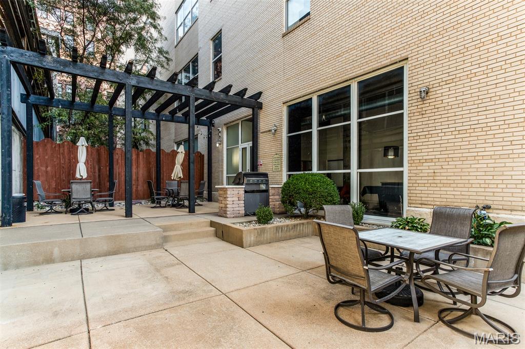 St Louis, Missouri 63103, United States, 2 Bedrooms Bedrooms, ,2 BathroomsBathrooms,Residential,Active,254506