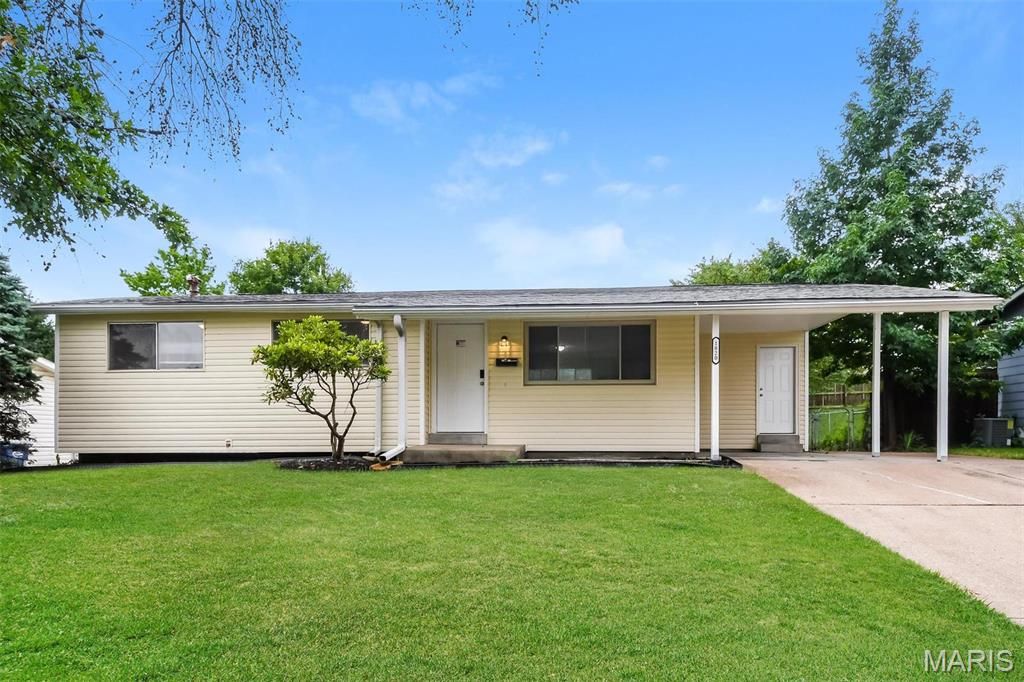 Photo of 1820 Yaqui Drive, Florissant, MO 63031 (MLS # 25073623)