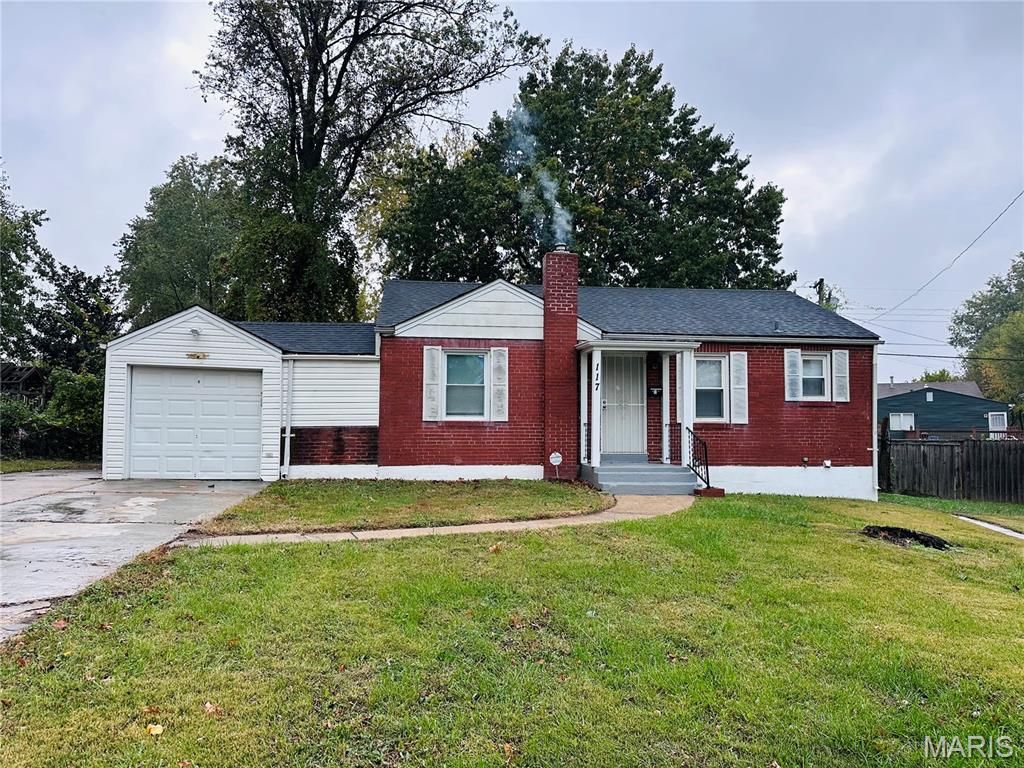 Photo of 117 Henquin Dr Dr, Ferguson, MO 63135 (MLS # 25073241)