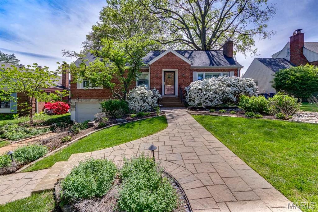 Photo of 4 Winnetka Lane, Glendale, MO 63122 (MLS # 26024071)