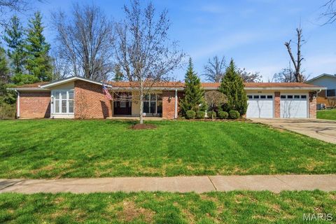 Photo of 426 Brooktree Drive, Ballwin, MO 63011 (MLS # 26013236)