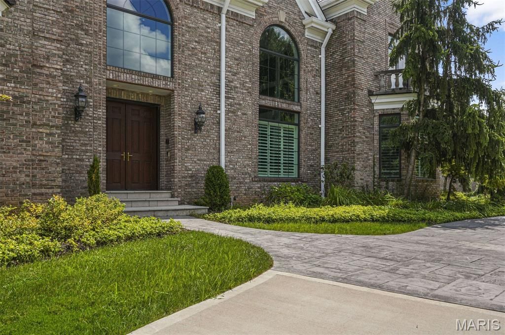 Photo of 14 Ballantrae Court, Frontenac, MO 63131 (MLS # 26006190)