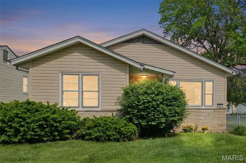 Tiny photo for 630 Bell Avenue, Webster Groves, MO 63119 (MLS # 26027095)